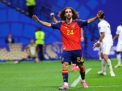 In Deutschland eine Reizfigur: Was sein autistischer Sohn Spaniens Fußball-Held Cucurella lehrt