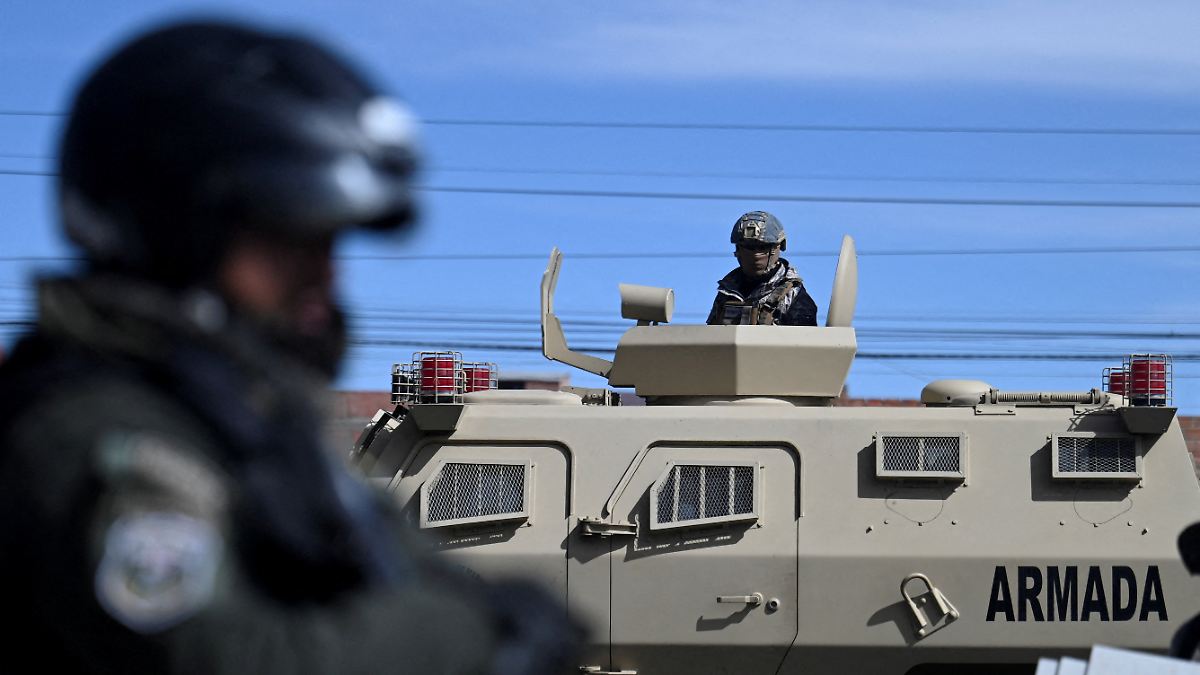 Sechs Insassen tot: Militärmaschine stürzt in Bolivien ab
