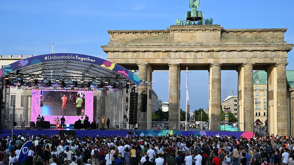 Breakdance-und-HipHop-Kuenstler-traten-in-Berlin-bei-der-Fete-de-la-Musique-auf