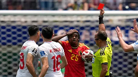 Fussball-Maenner-WM-2026-Belgien-Iran-Vorrunde-Gruppe-G-Spieltag-2-Los-Angeles-Stadion-in-Inglewood-Schiedsrichter-Dario-Herrera-r-zeigt-dem-Belgier-Nathan-Ngoy-2vr-die-Rote-Karte