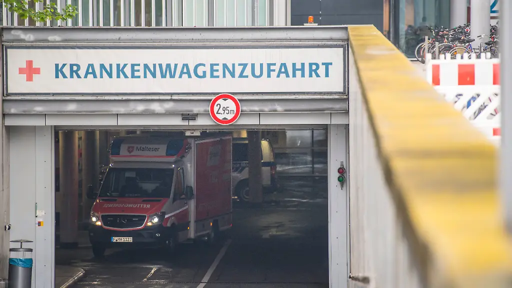 Ein-Krankenwagen-steht-am-04-05-2017-im-Zufahrtsbereich-der-Universitaetsklinik-in-Frankfurt-am-Main-Nachdem-auf-einer-Isolierstation-multiresistente-Keime-des-Typs-Klebsiella-Pneumoniae-nachgewiesen-worden-waren-bleibt-die-Station-weiter-geschlossen