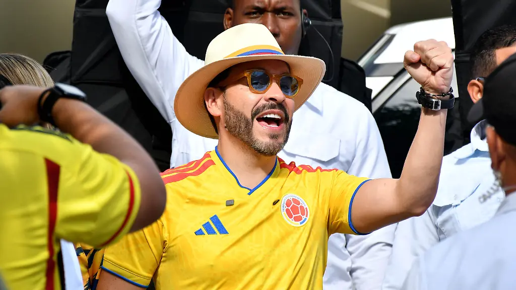 BARRANQUILLA-COLOMBIA-JUNE-21-Presidential-candidate-Abelardo-de-la-Espriella-of-the-Defenders-of-the-Homeland-movement-waves-after-voting-during-the-presidential-elections-in-Barranquilla-Colombia-on-Sunday-June-21-2026