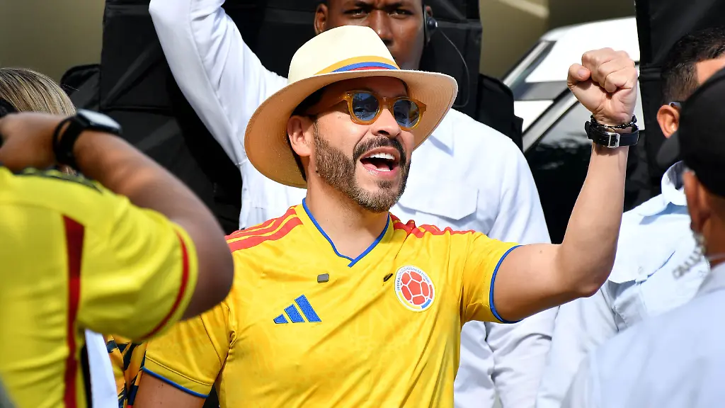 BARRANQUILLA-COLOMBIA-JUNE-21-Presidential-candidate-Abelardo-de-la-Espriella-of-the-Defenders-of-the-Homeland-movement-waves-after-voting-during-the-presidential-elections-in-Barranquilla-Colombia-on-Sunday-June-21-2026