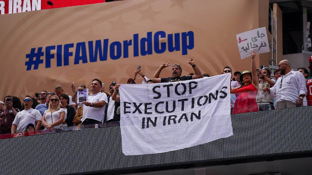 USA-Fussball-FIFA-World-Cup-WM-Weltmeisterschaft-Fussball-2026-Gruppenphase-Gruppe-G-Belgien-vs-Iran-SoFi-Stadium-Inglewood-Los-Angeles-County-Kalifornien-Iranische-Regimekritiker-und-Aktivisten-protestieren-auf-der-Tribuene-mit-einem-Banner-Stop-Executions-in-Iran-gegen-Hinrichtungen-in-der-Islamischen-Republik-Zuschauer-halten-weitere-Plakate-hoch-und-machen-auf-die-Menschenrechtslage-aufmerksam-Iran-Protest-Regimekritik-Opposition-Menschenrechte-Hinrichtungen-Todesstrafe-Islamische-Republik-Aktivisten-Banner-Demonstration-Exiliraner-FIFA-World-Cup-Stadion-Politik-USA-Soccer-2026-FIFA-World-Cup-Group-Stage-Group-G-Belgium-vs