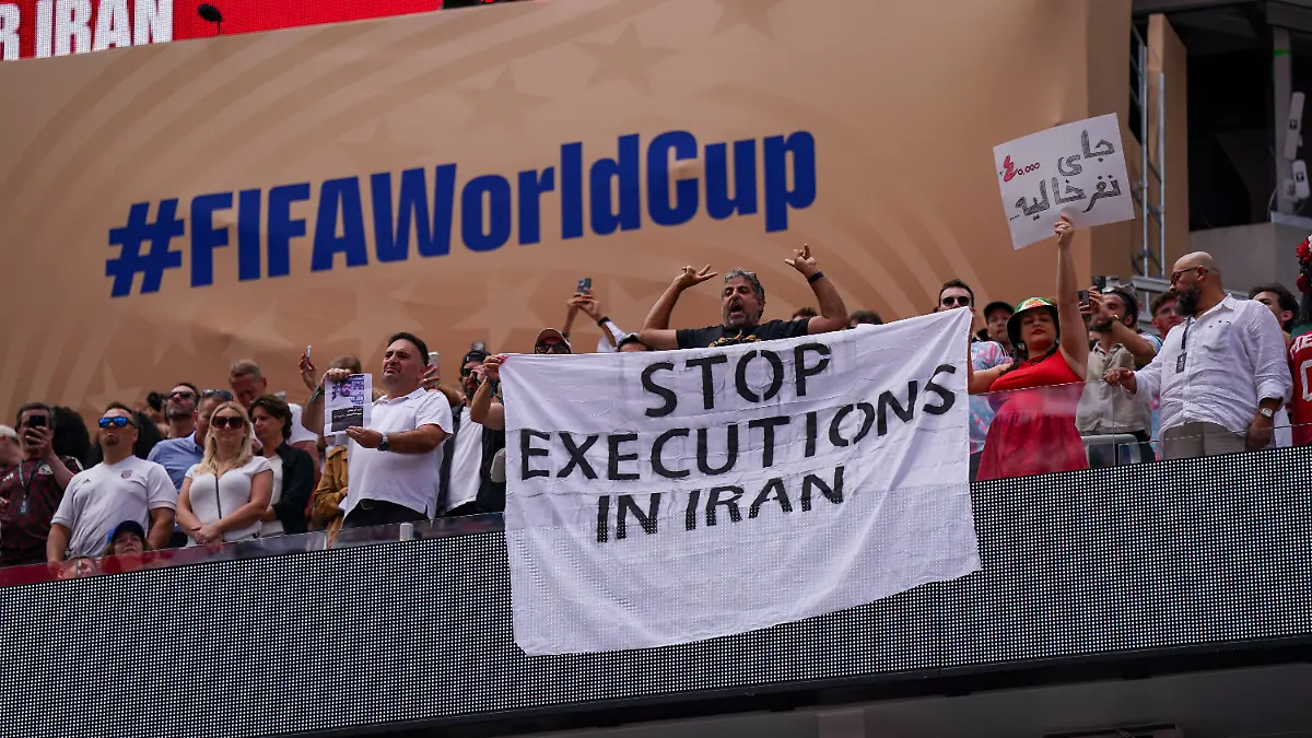 USA-Fussball-FIFA-World-Cup-WM-Weltmeisterschaft-Fussball-2026-Gruppenphase-Gruppe-G-Belgien-vs-Iran-SoFi-Stadium-Inglewood-Los-Angeles-County-Kalifornien-Iranische-Regimekritiker-und-Aktivisten-protestieren-auf-der-Tribuene-mit-einem-Banner-Stop-Executions-in-Iran-gegen-Hinrichtungen-in-der-Islamischen-Republik-Zuschauer-halten-weitere-Plakate-hoch-und-machen-auf-die-Menschenrechtslage-aufmerksam-Iran-Protest-Regimekritik-Opposition-Menschenrechte-Hinrichtungen-Todesstrafe-Islamische-Republik-Aktivisten-Banner-Demonstration-Exiliraner-FIFA-World-Cup-Stadion-Politik-USA-Soccer-2026-FIFA-World-Cup-Group-Stage-Group-G-Belgium-vs