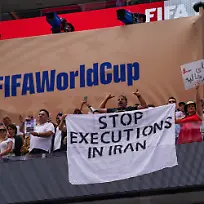 USA-Fussball-FIFA-World-Cup-WM-Weltmeisterschaft-Fussball-2026-Gruppenphase-Gruppe-G-Belgien-vs-Iran-SoFi-Stadium-Inglewood-Los-Angeles-County-Kalifornien-Iranische-Regimekritiker-und-Aktivisten-protestieren-auf-der-Tribuene-mit-einem-Banner-Stop-Executions-in-Iran-gegen-Hinrichtungen-in-der-Islamischen-Republik-Zuschauer-halten-weitere-Plakate-hoch-und-machen-auf-die-Menschenrechtslage-aufmerksam-Iran-Protest-Regimekritik-Opposition-Menschenrechte-Hinrichtungen-Todesstrafe-Islamische-Republik-Aktivisten-Banner-Demonstration-Exiliraner-FIFA-World-Cup-Stadion-Politik-USA-Soccer-2026-FIFA-World-Cup-Group-Stage-Group-G-Belgium-vs