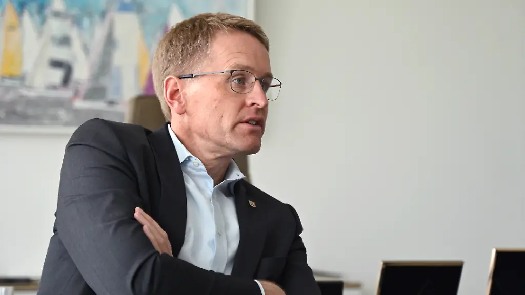 Daniel-Guenther-CDU-Ministerpraesident-von-Schleswig-Holstein-aufgenommen-bei-einem-Interview-in-seinem-Buero-in-der-Staatskanzlei