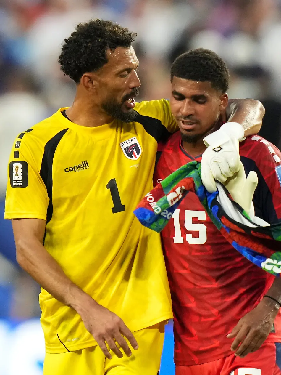Fussball-Maenner-WM-2026-Uruguay-Kap-Verde-Vorrunde-Gruppe-H-2-Spieltag-Miami-Stadion-Torhueter-Vozinha-l-und-Laros-Duarte-reagieren-nach-dem-Spiel