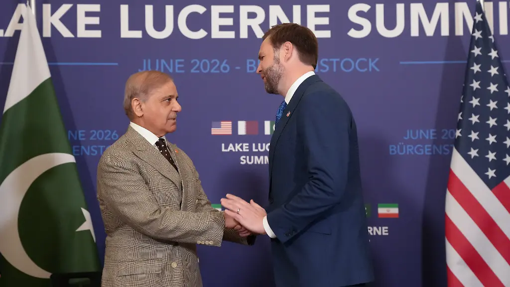 US-Vizepraesident-JD-Vance-r-begruesst-den-pakistanischen-Premierminister-Shehbaz-Sharif-im-Rahmen-hochrangiger-Gespraeche-die-darauf-abzielen-eine-Einigung-zur-Beendigung-des-Nahostkonflikts-voranzutreiben