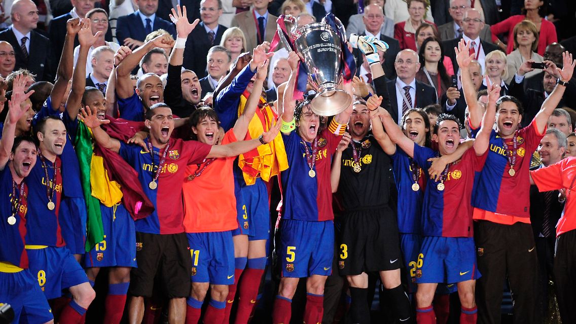 So sehen Sieger aus: Die Spieler des FC Barcelona mit dem - Überraschung! - Pokal.