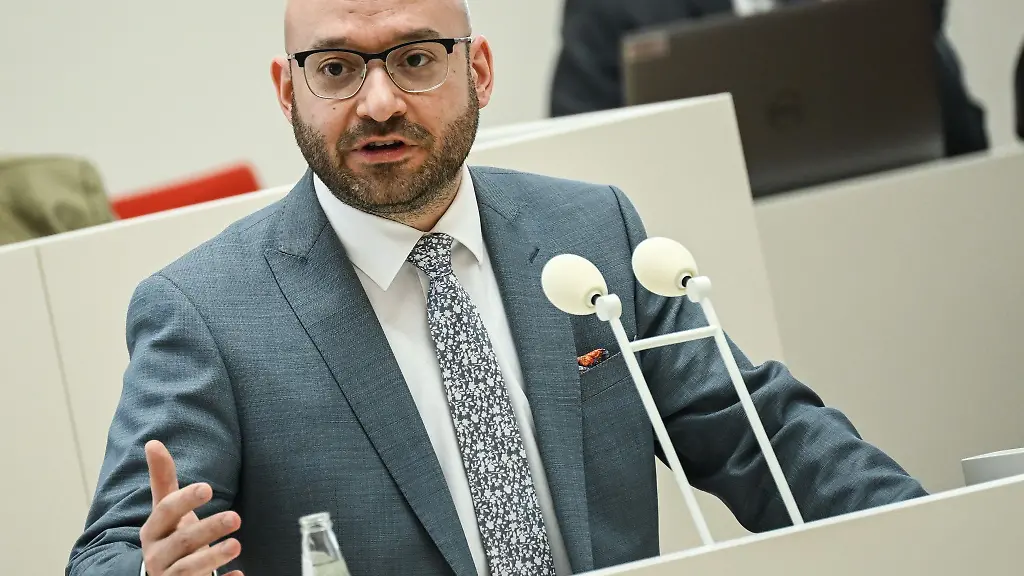 Brandenburgs-Gesundheitsminister-Rene-Wilke-laesst-die-Zukunft-der-Notfallversorgung-in-Ludwigsfelde-nach-Schliessung-der-Kinderklinik-noch-offen