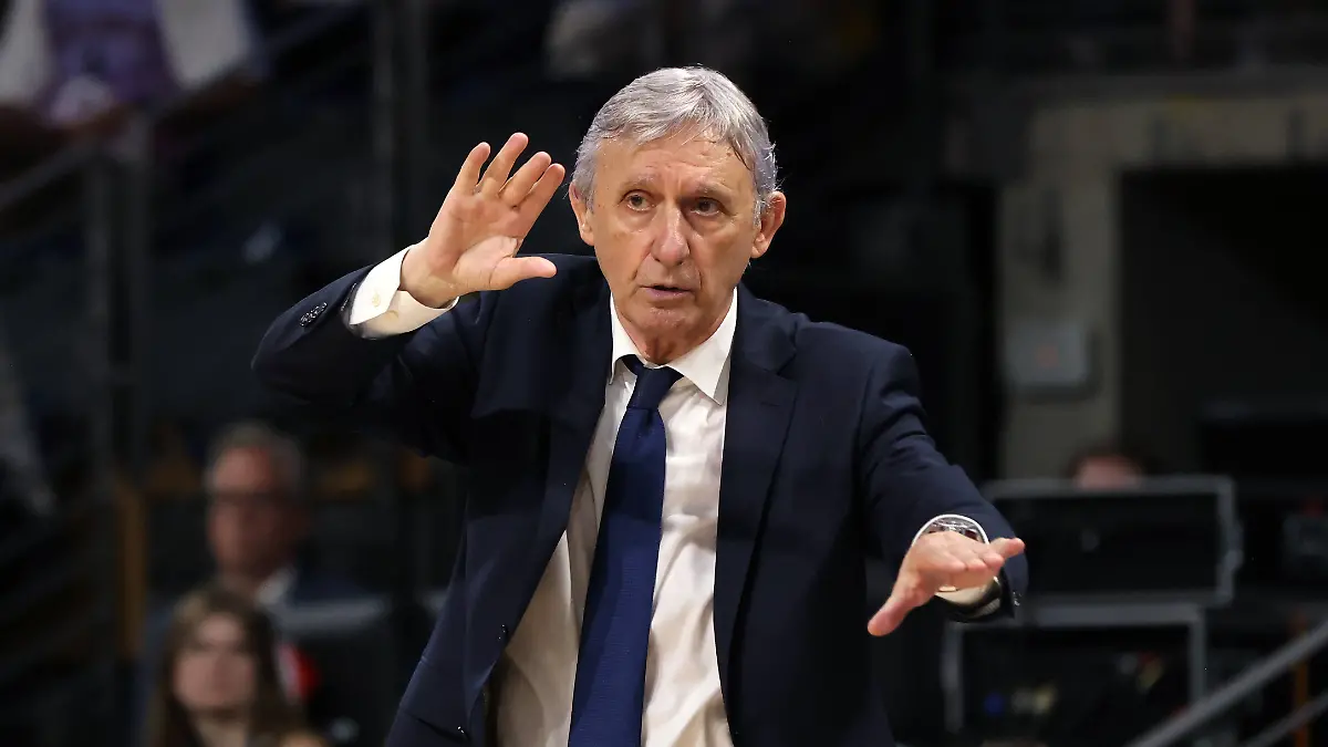 Trainer-Svetislav-Pesic-gibt-Anweisungen-Aktion-Oberkoerper-Basketball-BBL-Bundesliga-Herren-Play-Off-Finale-4-Spiel-Saison-2025-2026-19-06-2026-ALBA-Berlin-vs-Bayern-Muenchen-Coach-Svetislav-Pesic-gives-instructions-Upper-body-drill-Basketball-BBL-Bundesliga-Mens-Playoff-Final-4-Game-4-20252026-season-June-19-2026-ALBA-Berlin-vs
