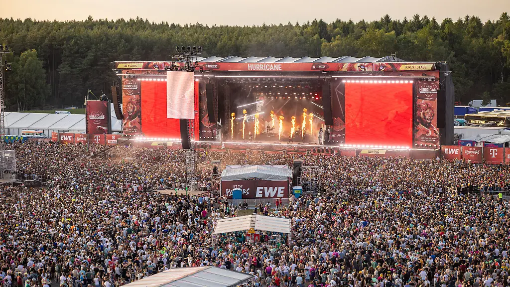 Papa-Roach-performen-auf-dem-Hurricane-Festival-in-Scheessel-Das-Hurricane-in-Scheessel-zaehlt-zu-den-groessten-deutschen-Open-Air-Festivals-und-feiert-in-diesem-Jahr-30-jaehriges-Jubilaeum