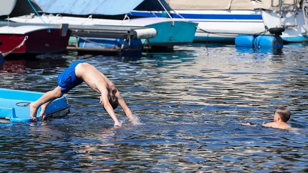 Bei-der-Hitze-hilft-nur-eine-Abkuehlung-im-Wasser