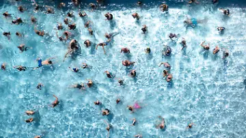 Badegäste sind in einem Freibad