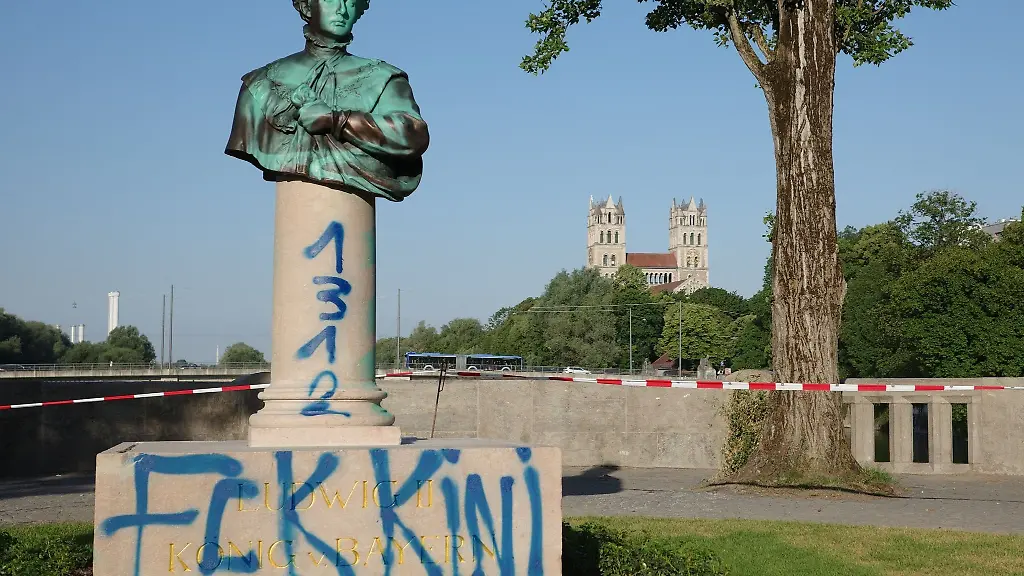 Kaum-enthuellt-schon-wieder-beschmiert