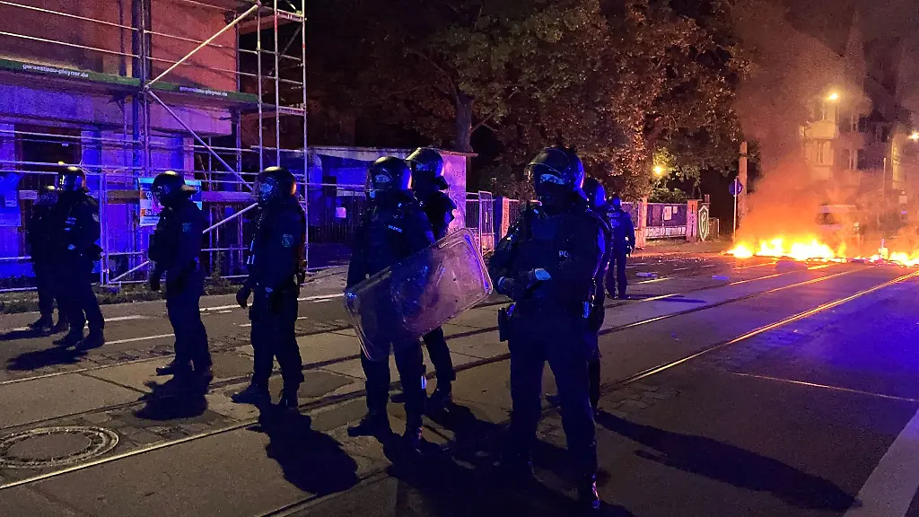 Brennende-Barrikaden-und-Steinwuerfe-auf-Polizeiposten-nach-Festival-in-Leipzig-Connewitz