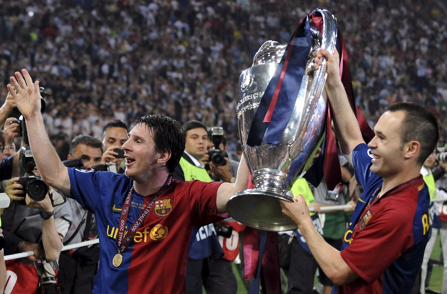 Es war ein gutes Finale, und wir verraten auch gleich zu Beginn, wer gewonnen hat. Schließlich sind wir hier nicht bei der Sportschau. Also: Der FC Barcelona schlägt im Endspiel der Fußball-Champions-Leage Manchester United mit 2:0. Links, das ist Lionel Messi. Und der Herr rechts heißt Andrés Iniesta.