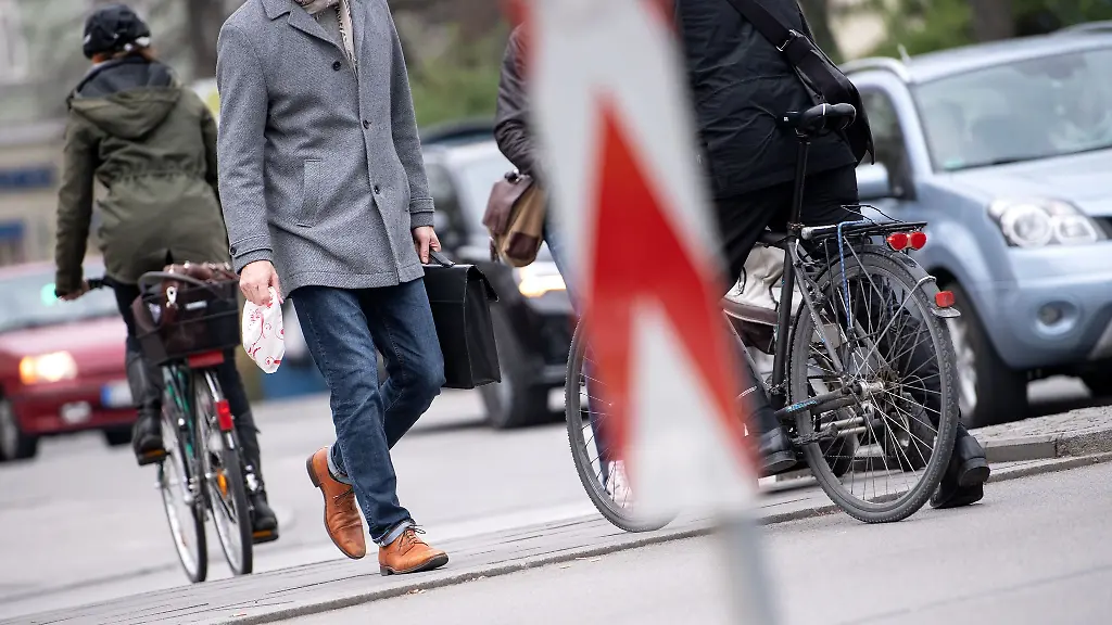 Zu-Fuss-mit-Auto-oder-Fahrrad-wie-bewegen-sich-die-Bayern-Illustration