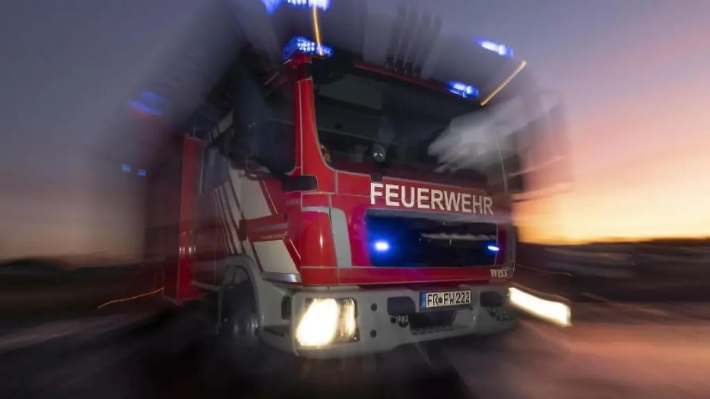 Ein-Feuerwehrfahrzeug-mit-eingeschaltetem-Blaulicht