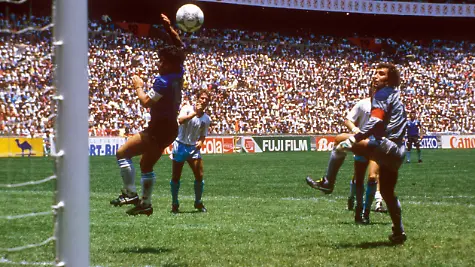Die-Hand-Gottes-Diego-Armando-Maradona-Argentinien-schreibt-mit-seinem-eigentlich-irregulaeren-Treffer-gegen-Torwart-Peter-Shilton-England-Weltmeisterschaftsgeschichte