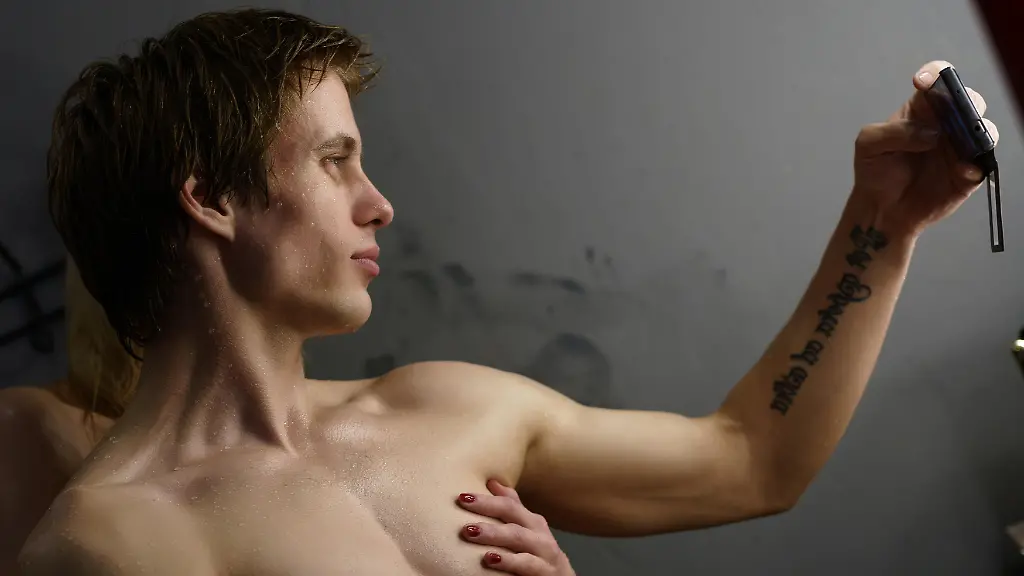 Athletic-handsome-man-with-naked-torso-making-selfie-in-bathroom-Modellfreigabe-vorhanden