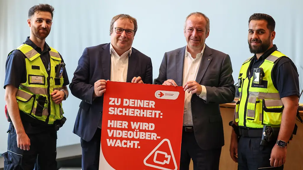 Deutlichere-Hinweise-auf-die-Videoueberwachung-in-Zuegen-sollen-Straftaeter-abschrecken