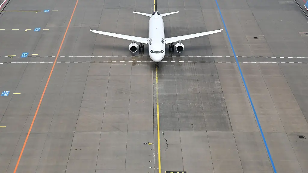 Das-Flugzeug-stand-mehr-als-eine-Stunde-nach-dem-urspruenglich-geplanten-Abflug-noch-auf-dem-Vorfeld-des-Flughafens