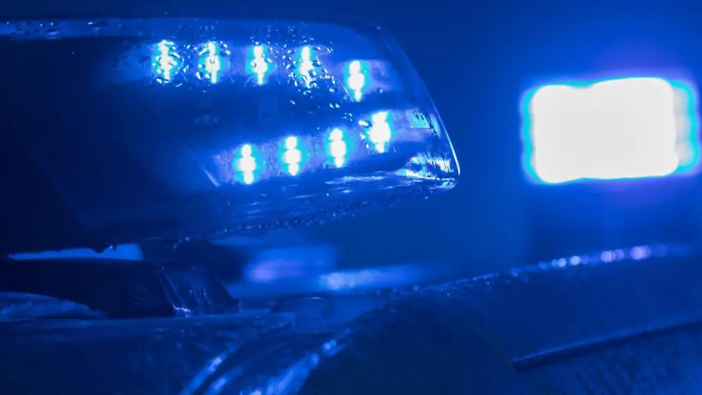 Blaulichter-leuchten-auf-einem-Streifenwagen-der-Polizei
