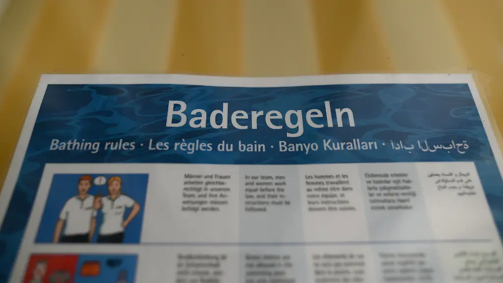 Baderegeln-haengen-im-Freibad-an-einer-Wand