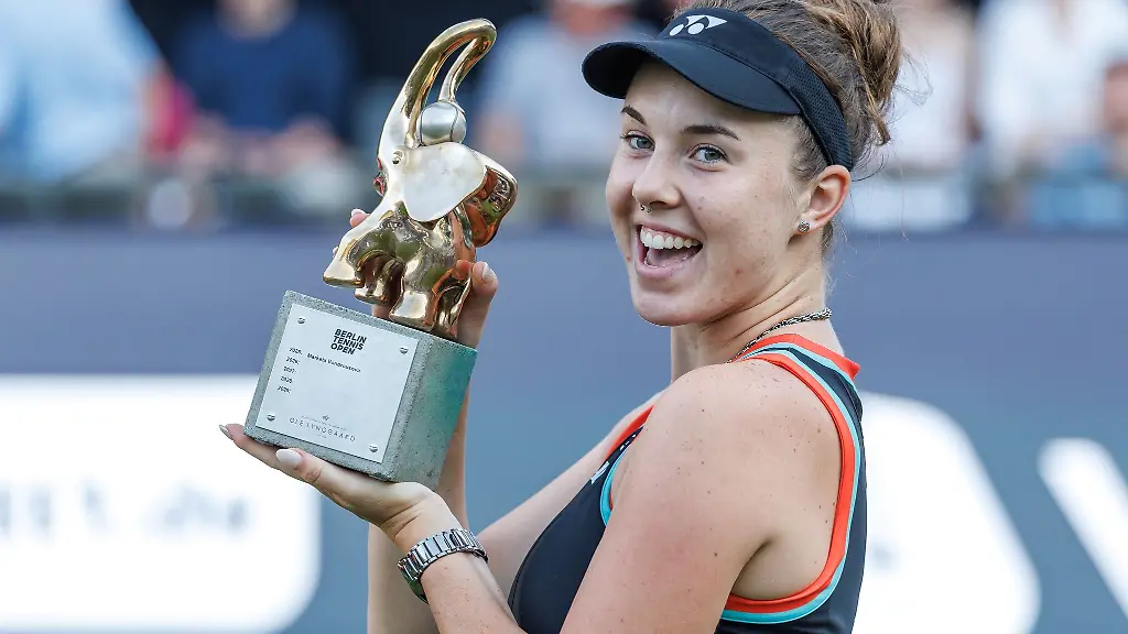 Linda-Noskova-durfte-in-Berlin-gleich-zweimal-die-Trophaee-hochhalten