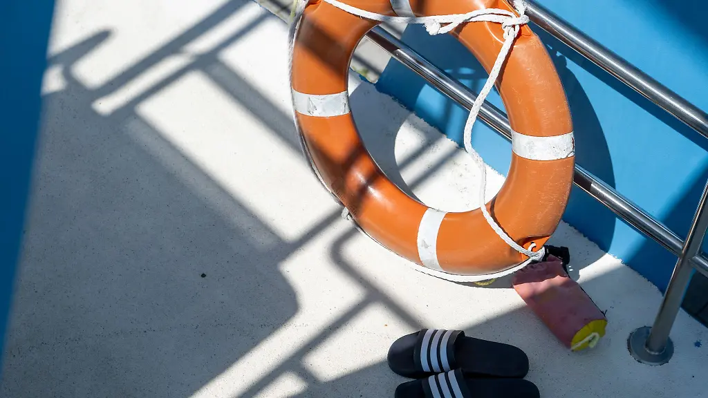 Rettungskraefte-bargen-den-Mann-noch-aus-dem-Wasser-er-starb-spaeter-in-einem-Krankenhaus