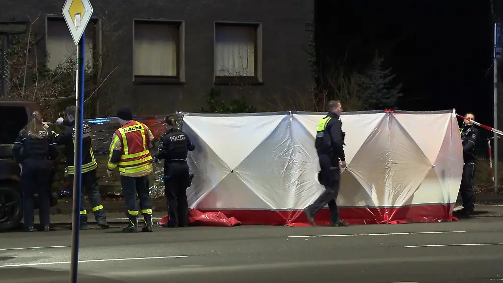 Die-Polizei-hat-einen-Sichtschutz-aufgebaut-nach-einer-Gewalttat-in-Castrop-Rauxel-Ein-17-Jahre-alter-Jugendlicher-ist-in-Castrop-Rauxel-stark-blutend-von-einem-Passanten-entdeckt-worden-und-trotz-Rettungsmassnahmen-gestorben-Fuenf-Monate-nach-einem-mutmasslichen-Mord-an-einem-Jugendlichen-in-Castrop-Rauxel-ist-die-tatverdaechtige-17-Jaehrige-gefasst