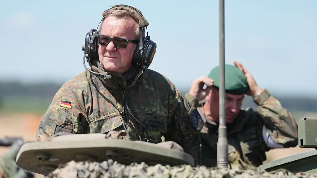 Boris-Pistorius-l-SPD-Bundesminister-der-Verteidigung-beobachtet-die-Uebung-Freedom-Shield-Fuer-die-Uebung-Freedom-Shield-2026-an-der-Ostflanke-der-Nato-wurden-rund-2-900-Soldaten-darunter-2-300-aus-Deutschland-und-rund-800-Fahrzeuge-aus-acht-Nato-Staaten-auf-dem-Truppenuebungsplatz-Pabrade-zusammengezogen-der-etwa-20-Kilometer-von-der-Grenze-zu-Belarus-entfernt-ist