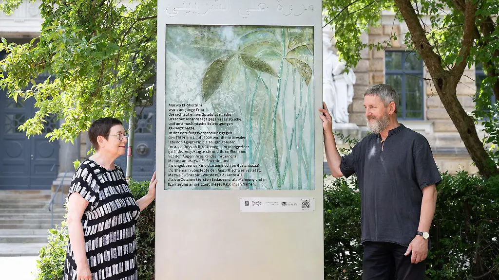 Die-Glasgestalterin-Marion-Hempel-und-der-Metallkuenstler-Uwe-Hempel-nahmen-an-der-offiziellen-Einweihung-der-Stele-teil