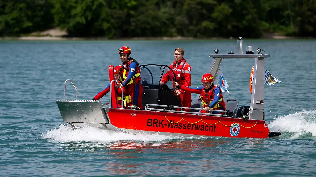 Fuer-die-Rettungskraefte-an-Bayerns-Badeseen-und-Schwimmbaedern-gab-es-am-Wochenende-viel-zu-tun