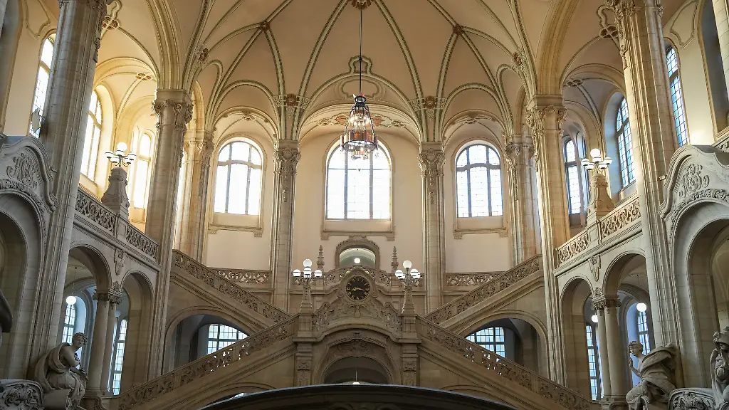 Die-Kuppel-ueber-der-Eingangshalle-des-Kriminalgerichts-in-Berlin-Moabit