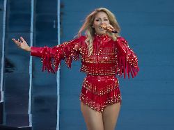 Ein (zu) heißer Auftritt: Helene Fischer schält sich aus "Ganzkörperkondom"