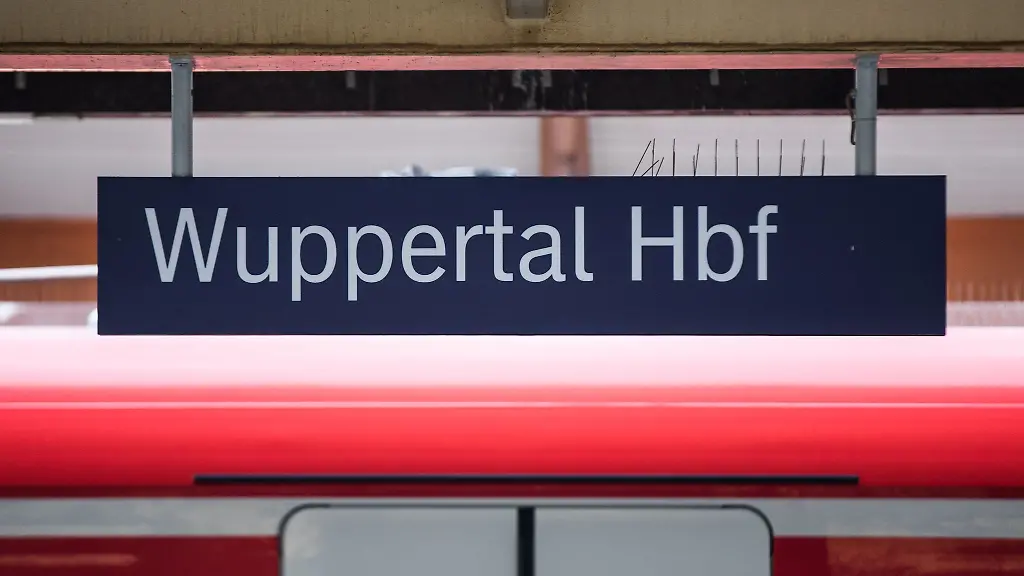 Seit-Anfang-Februar-wird-die-Strecke-von-Koeln-ueber-Wuppertal-nach-Hagen-umfassend-saniert