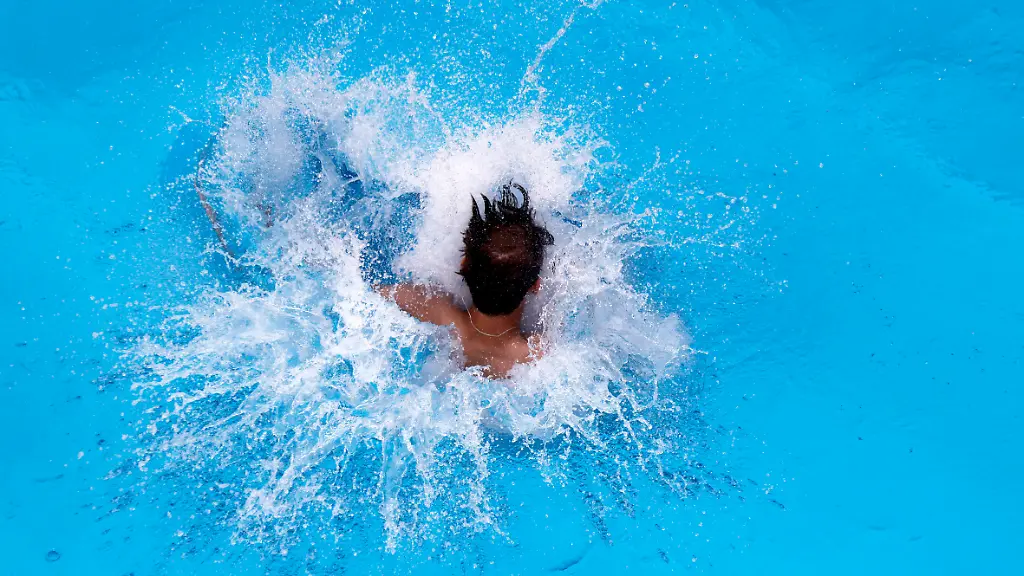 Im-Koelner-Stadionbad-geniessen-Badegaeste-bei-sommerlichen-Temperaturen-die-Freibad-Saison-Das-Rheinland-aechzt-unter-schwuelem-Wetter-Der-Deutsche-Wetterdienst-warnt-bereits-vor-Hitzegewittern-Koeln-25-06