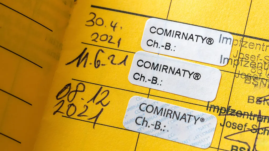 Ein-Gelber-Impfpass-mit-drei-Corona-Covid-19-Impfungen