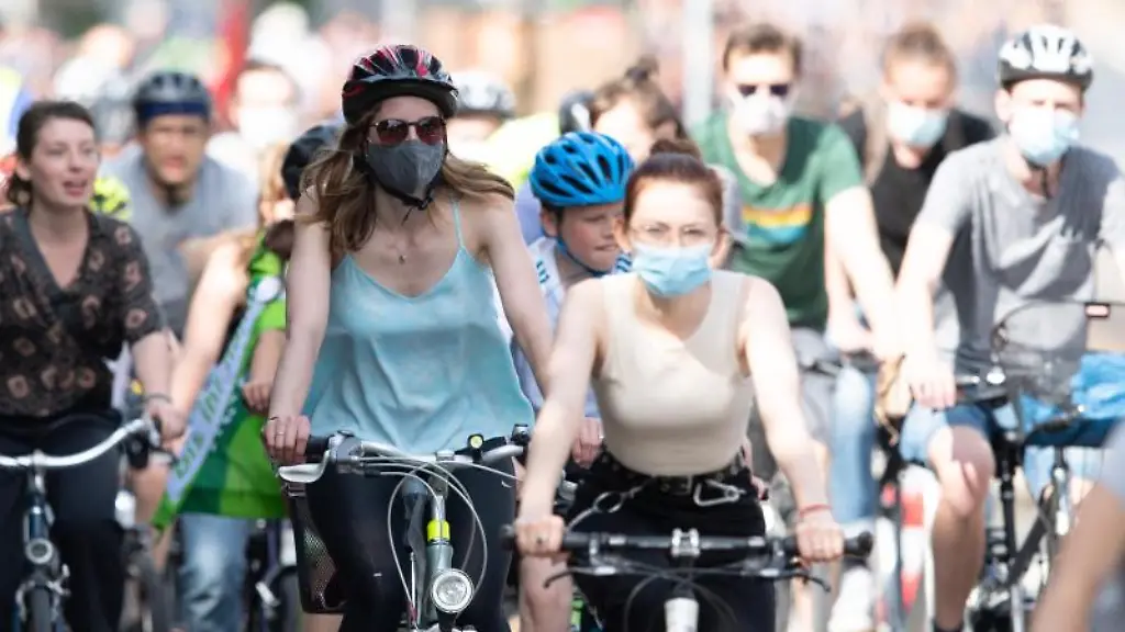 Teilnehmer-von-Fridays-For-Future-fahren-mit-dem-Fahrrad-auf-der-Marienbruecke