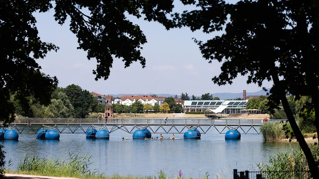 Im-Seepark-ist-ein-Nichtschwimmer-von-der-Pontonbruecke-ins-Wasser-gestuerzt