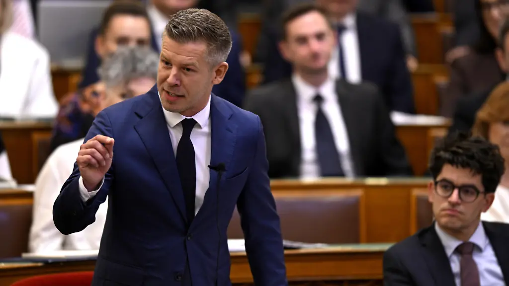 Peter-Magyar-Prime-Minister-of-Hungary-responds-to-reactions-from-Fraction-Leaders-following-his-speech-in-the-Hungarian-Parliament-before-the-agenda-in-Budapest-Hungary-on-June-15-2026-The-national-assembly-is-in-session-today-and-is-scheduled-to-vote-on-the-16th-constitutional-amendment-later-in-the-afternoon