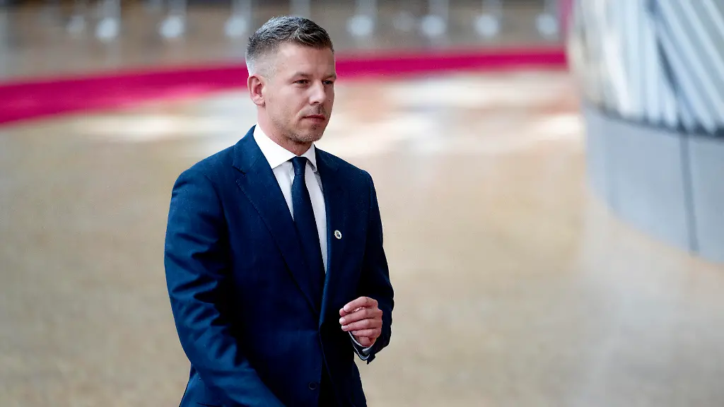 Hungarian-Prime-Minister-Peter-Magyar-speaks-to-the-media-as-he-arrives-for-the-European-Council-summit-in-Brussels-Belgium-on-June-18-2026-European-leaders-gather-in-Brussels-for-a-two-day-meeting-addressing-pressing-geopolitical-and-economic-issues