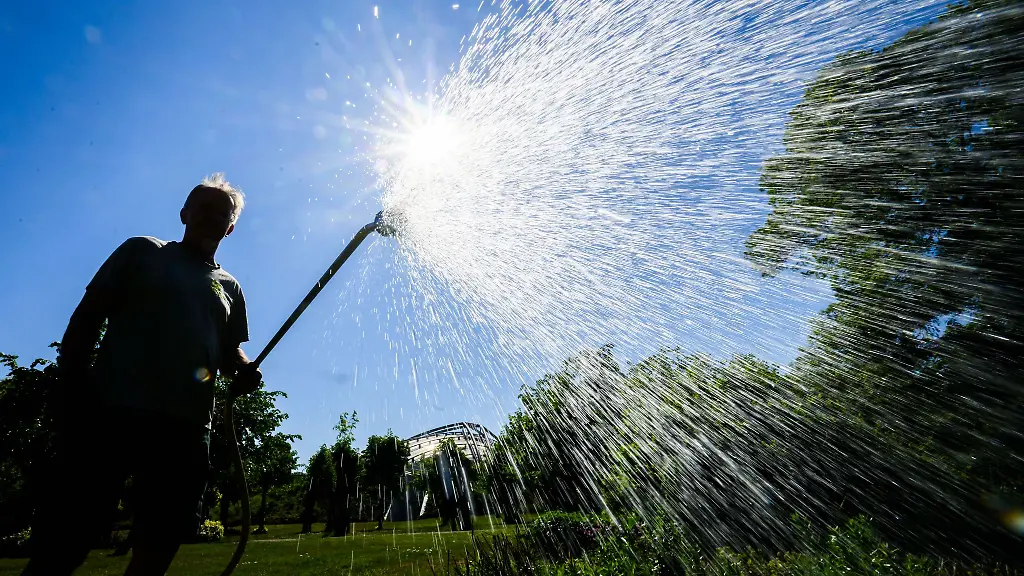 Wegen-der-andauernden-Trockenheit-rufen-einige-Kommunen-zum-Wassersparen-auf