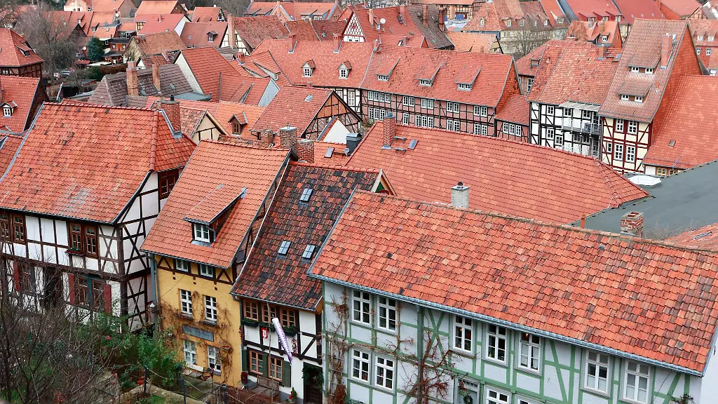 Quedlinburg-gilt-mit-fast-2-100-Fachwerkhaeusern-aus-acht-Jahrhunderten-als-eines-der-groessten-Flaechendenkmale-Deutschlands
