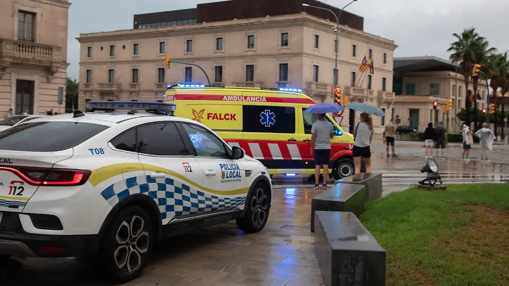 Polizei-und-Krankenwagen-parken-an-einem-regnerischen-Tag-in-einer-Strasse-in-Palma-dpa-Bildfunk