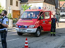 Behälter könnte explodieren: Gefahrgut legt A8 lahm - Evakuierungen wegen Waldbrandgefahr