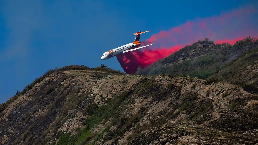Ein-Erickson-Aero-Tanker-wirft-Loeschmittel-auf-einen-Waldbrand-oberhalb-der-University-of-Utah-in-Salt-Lake-City-ab